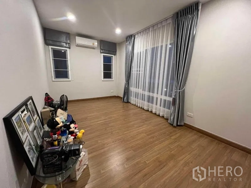 บ้าน ให้เช่าหรือขายในLat Krabang, Bangkok - ห้องนอนกว้างพื้นไม้ มีแอร์และผ้าม่านยาวจรดพื้น