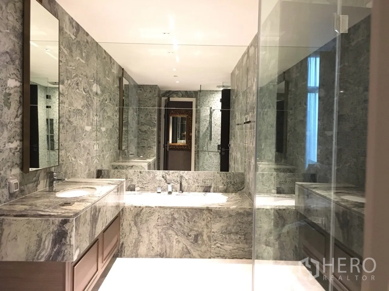 คอนโด ให้เช่าในWatthana, Bangkok - ห้องน้ำหรูหราปูหินอ่อน อ่างล้างหน้าคู่ อ่างอาบน้ำ กระจกบานใหญ่ และตู้ shower กระจกใส