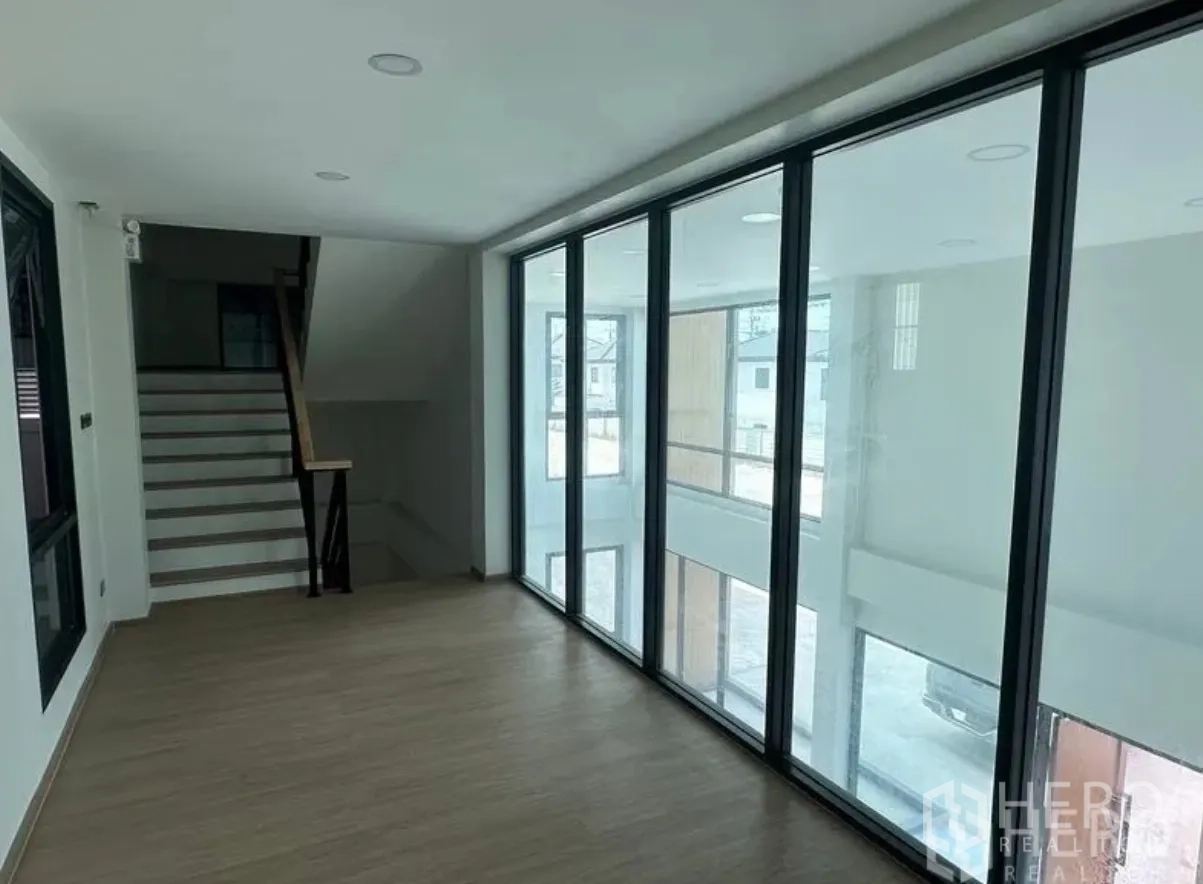 โกดัง for sale in Lam Luk Ka, Pathum Thani - พื้นที่ออฟฟิศกระจกเต็มบานพร้อมบันไดและพื้นลามิเนต มองเห็นโซนโหลด