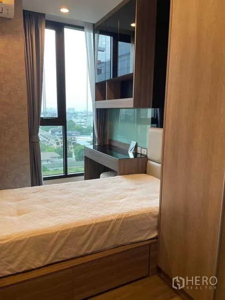 คอนโด ให้เช่า - ห้องนอนที่สองเตียงเดี่ยว โต๊ะทำงาน ชั้นวางบิวท์อิน และหน้าต่างมุมมองเมือง