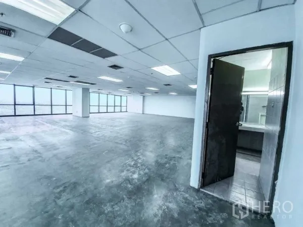Office Space for rent in Din Daeng, Bangkok - Unfurnished office interior with polished concrete subfloor and private washroom access.