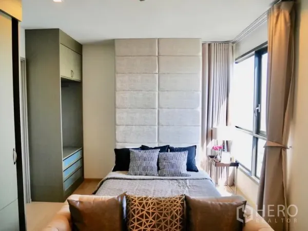 公寓 出租在Watthana, Bangkok - 主卧带软包床头、嵌入式收纳与转角采光窗，通透明亮。