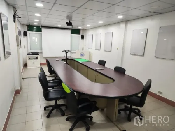 店屋 出租在Sathon, Bangkok - 会议室内设椭圆形会议桌、白板和影音设备。