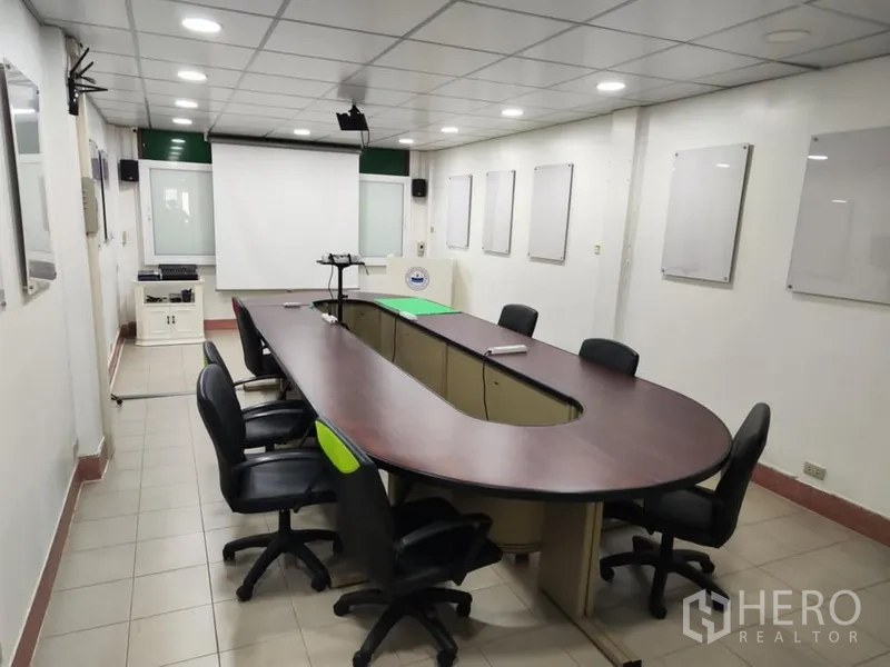 店屋 出租在Sathon, Bangkok - 会议室内设椭圆形会议桌、白板和影音设备。