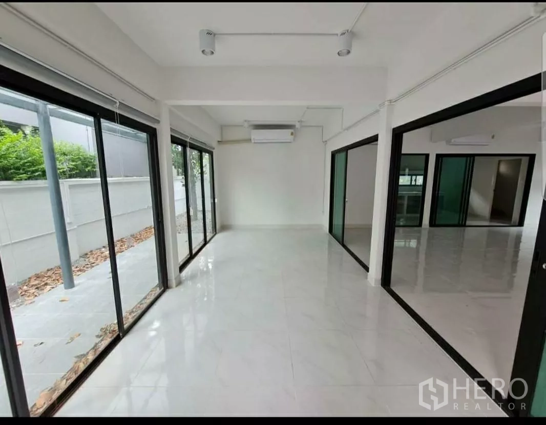 สำนักงานที่บ้าน ให้เช่าในLat Phrao, Bangkok - ห้องทำงานยืดหยุ่น ประตูกระจกบานเลื่อนสองด้าน มองออกสวน