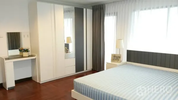 คอนโด ให้เช่าหรือขายในWatthana, Bangkok - ห้องนอนกว้างพร้อมตู้เสื้อผ้า โต๊ะเครื่องแป้ง และพื้นไม้ปาร์เกต์