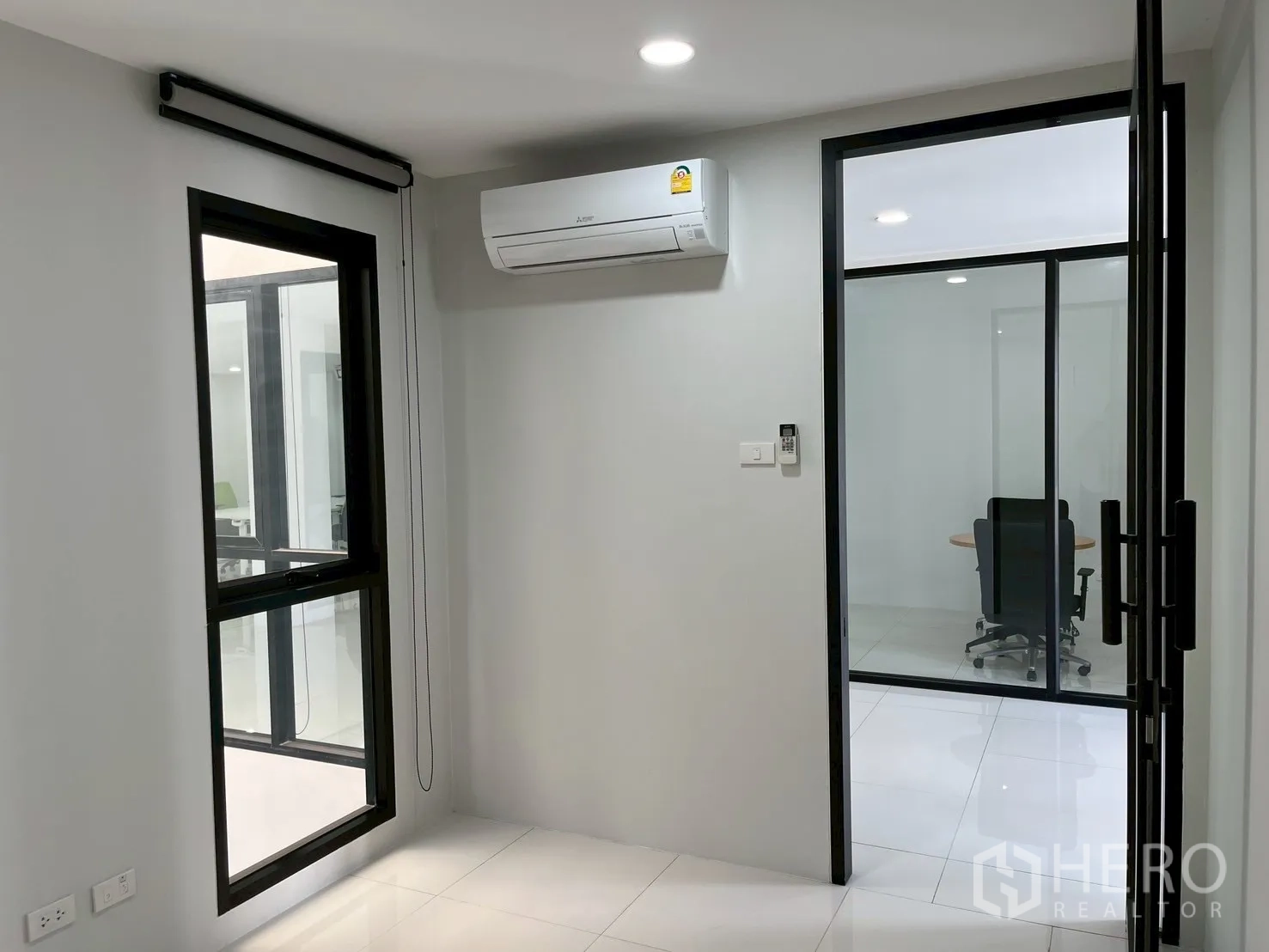 สำนักงาน ให้เช่าในPrawet, Bangkok - ห้องทำงานขนาดกะทัดรัด ประตูกระจก แอร์แขวนผนัง และพื้นกระเบื้อง