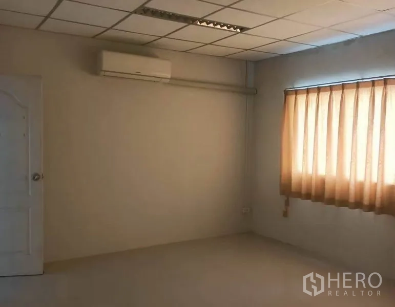 คลังสินค้า ให้เช่าในPathum Thani - ห้องสำนักงานหรือห้องนอนติดแอร์ มีหน้าต่างและผ้าม่านภายในอาคารโกดัง.