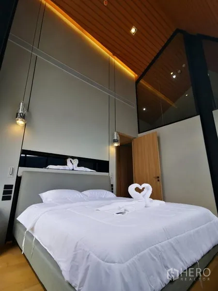 อพาร์ทเมนท์ ให้เช่าในKhlong Toei, Bangkok - ห้องนอนมาสเตอร์เพดานสูง โคมไฟห้อย สไตล์ร่วมสมัย