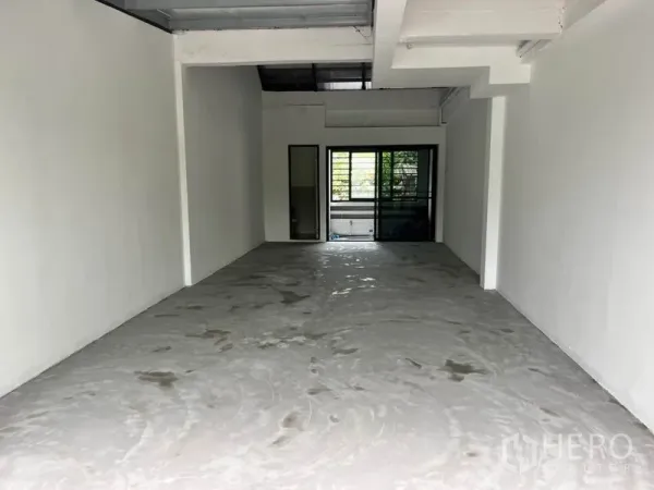 พื้นที่ขายปลีก ให้เช่าในWatthana, Bangkok - ห้องค้าปลีกเปล่า 45 ตร.ม. ผนังสีขาว เพดานสูง พื้นปูนขัดมัน มีหน้าต่างด้านหลังและประตูห้องน้ำ