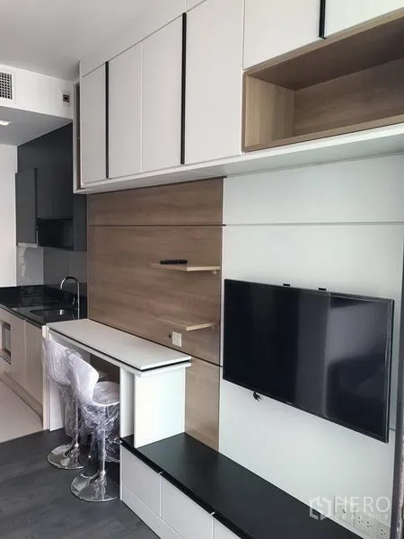 คอนโด ให้เช่าในWatthana, Bangkok - พื้นที่นั่งเล่นกะทัดรัด มีตู้บิลต์อิน ทีวีกำแพง เคาน์เตอร์บาร์ และครัวขนาดเล็ก