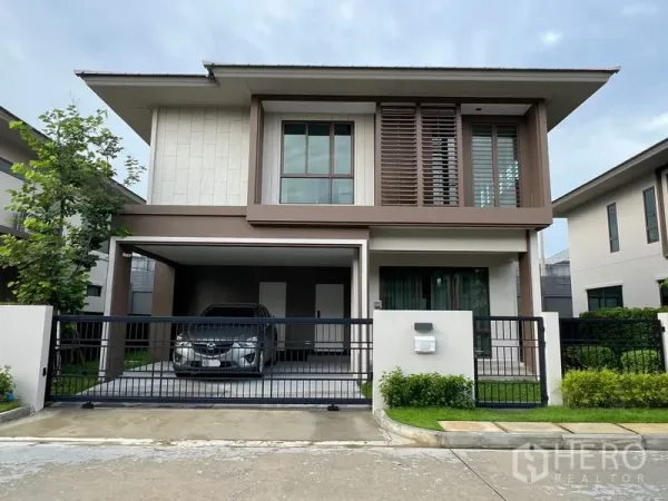 Detached House for rent in Bang Kapi, Bangkok - Modern two-storey detached house with gated driveway and covered parking in Burasiri Krungthep Kreetha, Hua Mak.