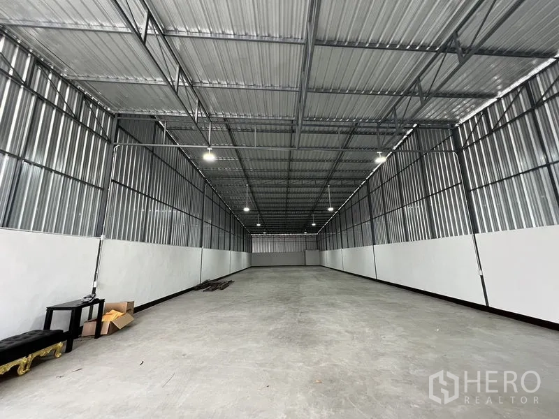 คลังสินค้า ให้เช่าในSaphan Sung, Bangkok - พื้นที่อุตสาหกรรมโล่งยาว โครงเหล็กแข็งแรง ไฟห้อย และพื้นคอนกรีตเรียบพร้อมใช้งาน