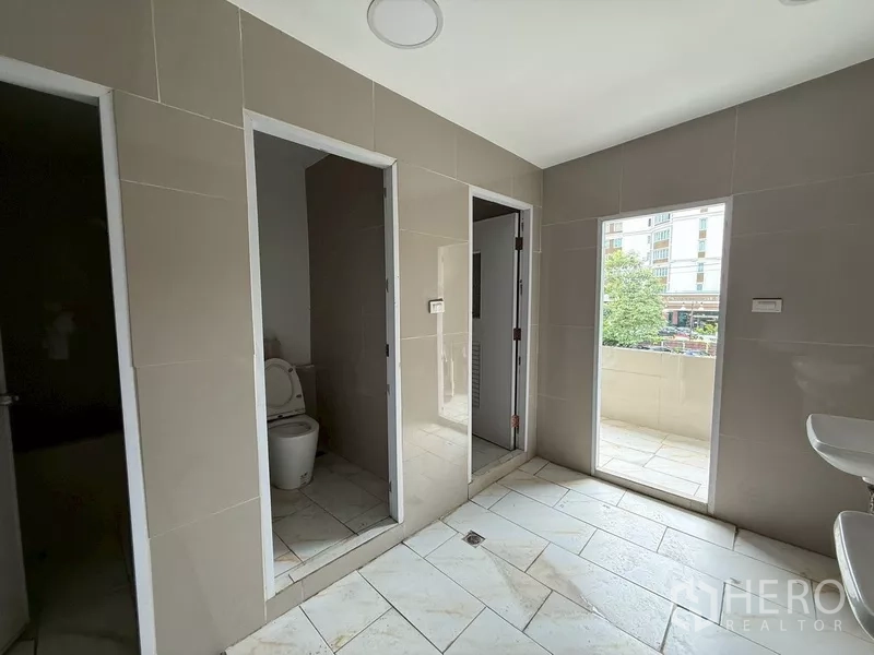 อาคารพาณิชย์ ให้เช่า - ห้องน้ำปูกระเบื้อง แยกห้องสุขา พร้อมทางออกสู่ระเบียง