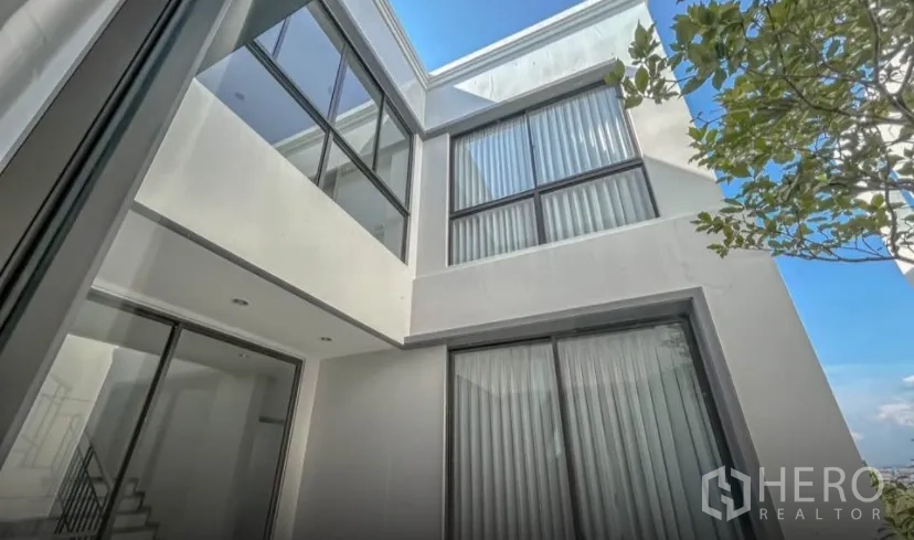 บ้านเดี่ยว for rent or sale in Lat Krabang, Bangkok - คอร์ทยาร์ดบ้านเดี่ยวสไตล์โมเดิร์นสูง 3 ชั้น พร้อมกระจกบานใหญ่ที่ลาดกระบัง กรุงเทพฯ