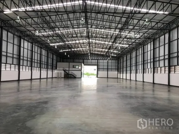 คลังสินค้า ให้เช่าในBang Phli, Samut Prakan - ภายในโกดังโล่งสูง โครงหลังคาเหล็ก พื้นคอนกรีตขัดมัน และไฟไฮเบย์