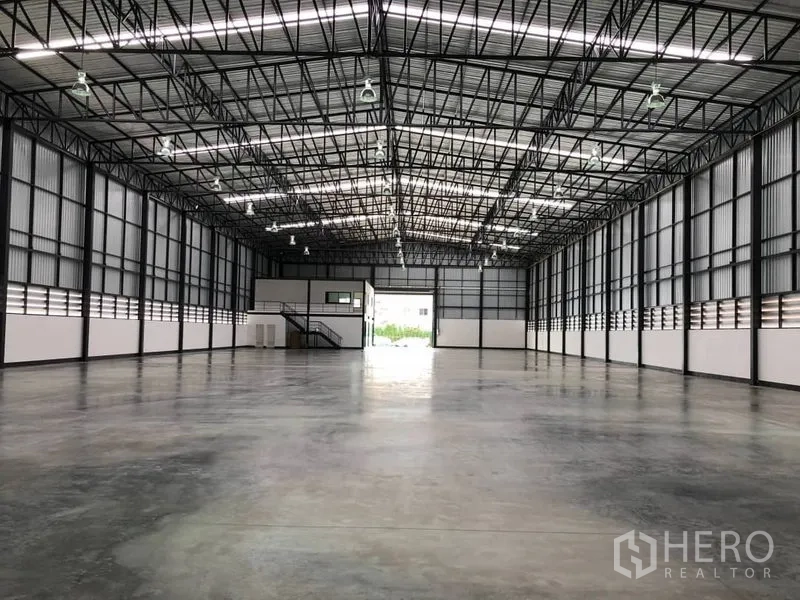 คลังสินค้า ให้เช่าในBang Phli, Samut Prakan - ภายในโกดังโล่งสูง โครงหลังคาเหล็ก พื้นคอนกรีตขัดมัน และไฟไฮเบย์