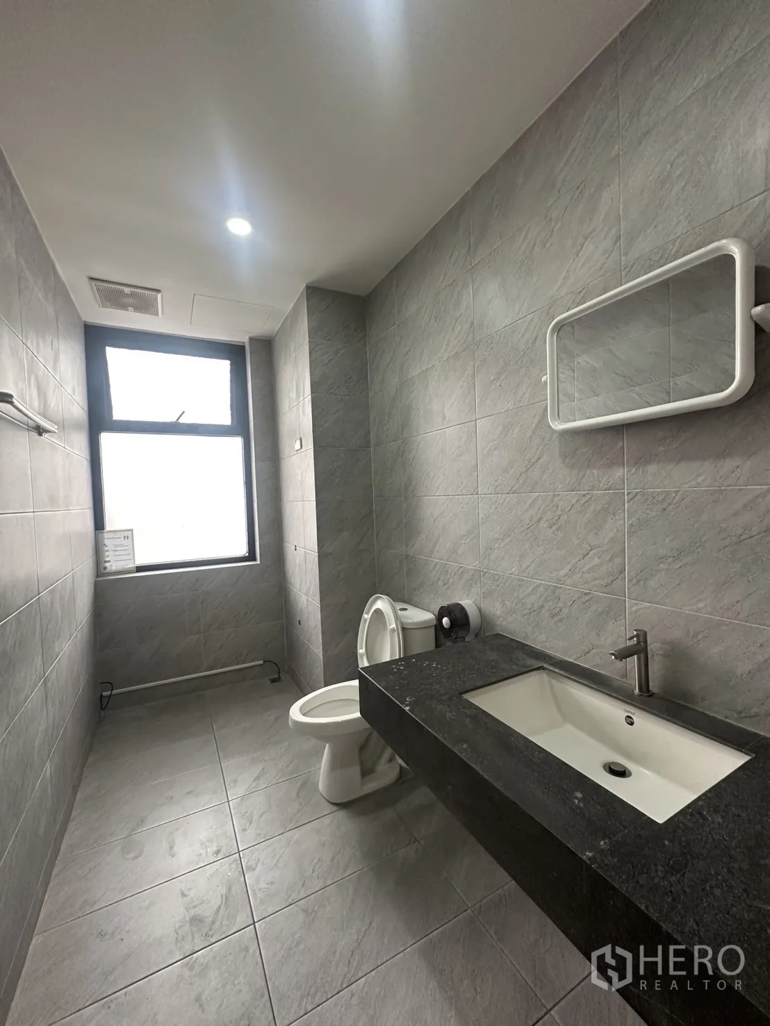 带办公室的家 出租在Pathum Wan, Bangkok - 现代灰砖卫生间，黑色台面嵌入式洗手盆与马桶