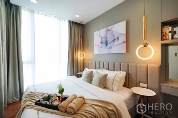 คอนโด ให้เช่าในWatthana, Bangkok - ห้องนอนสว่าง หน้าต่างสูงจรดเพดาน ม่านทึบ ไฟหัวเตียงแบบห้อย และชุดเครื่องนอนโทนอบอุ่น