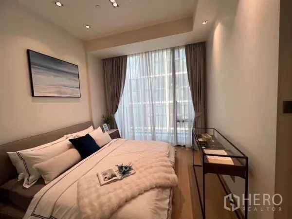 คอนโด ให้เช่าในPathum Wan, Bangkok - ห้องนอนอบอุ่น เตียงขนาดใหญ่ แสงไฟนุ่มนวล และหน้าต่างกระจกเต็มบานพร้อมผ้าม่าน