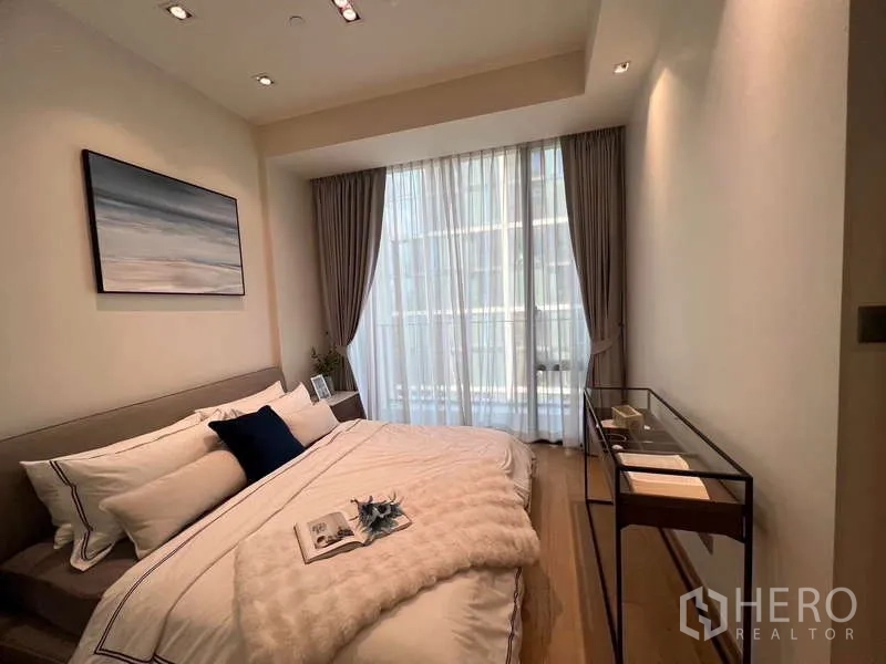 คอนโด ให้เช่าในPathum Wan, Bangkok - ห้องนอนอบอุ่น เตียงขนาดใหญ่ แสงไฟนุ่มนวล และหน้าต่างกระจกเต็มบานพร้อมผ้าม่าน