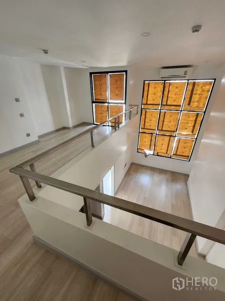 คอนโด ขายในSathon, Bangkok - ห้องนั่งเล่นเพดานสูง มองจากชั้นลอย พร้อมหน้าต่างกินพื้นที่ผนัง