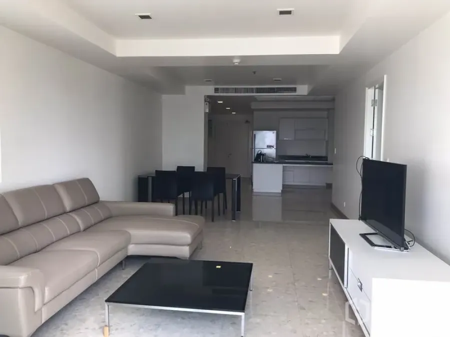 Condominium for rent in Khlong Toei, Bangkok - Bright open-plan living room with sectional sofa, TV stand and dining set in a modern Ekkamai condo.
