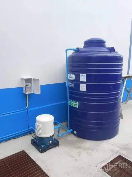 คลังสินค้า ให้เช่าในBang Phli, Samut Prakan - แทงค์น้ำสีน้ำเงินขนาดใหญ่พร้อมปั๊มไฟฟ้าติดตั้งข้างผนังโกดัง