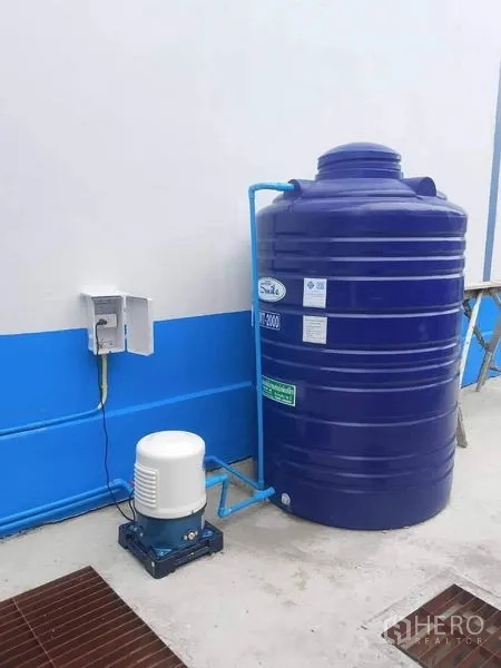 คลังสินค้า ให้เช่าในBang Phli, Samut Prakan - แทงค์น้ำสีน้ำเงินขนาดใหญ่พร้อมปั๊มไฟฟ้าติดตั้งข้างผนังโกดัง