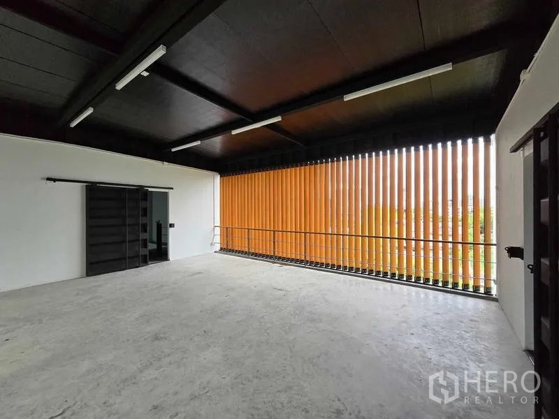 带办公室的家 出租在Chatuchak, Bangkok - 明亮开放房间，立面为竖向百叶，混凝土地坪。