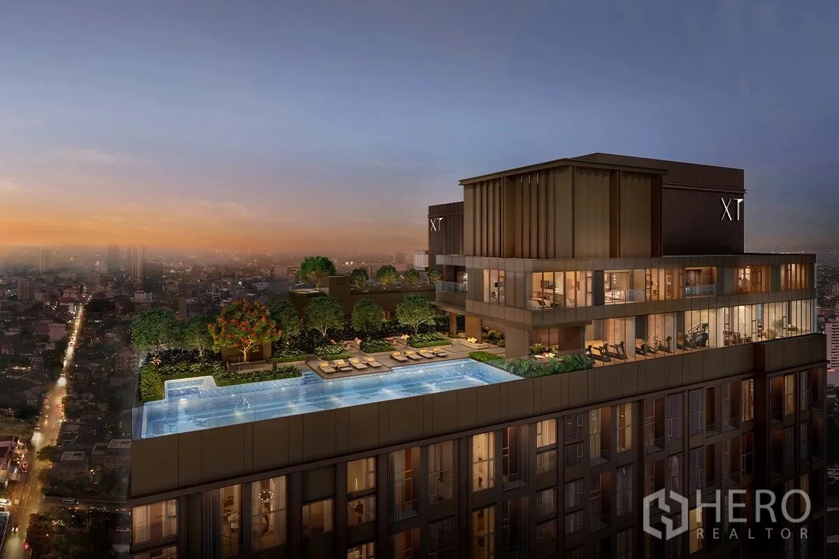 公寓 for sale in Watthana, Bangkok - 屋顶无边际泳池配躺椅与空中花园，俯瞰城市日落景观