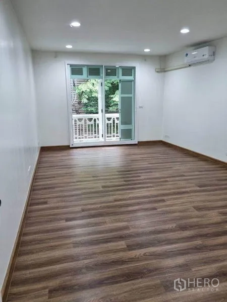 อาคารพาณิชย์ ให้เช่าในBang Rak, Bangkok - ห้องนอนพื้นลามิเนต ประตูกระจกเปิดสู่ระเบียง พร้อมเครื่องปรับอากาศ