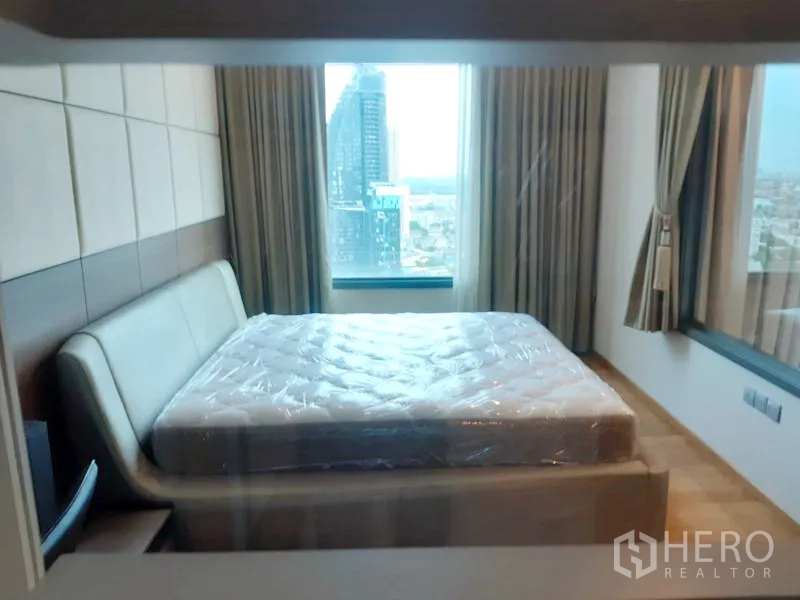 คอนโด ให้เช่าในKhlong Toei, Bangkok - ห้องนอนหลักพร้อมเตียงใหญ่และหน้าต่างบานสูงรับวิวเมืองแบบพาโนรามา