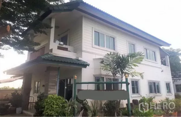 货栈 出售在Pathum Thani - 靠近仓库的两层办公楼，绿色屋顶与阳台，周边园景。