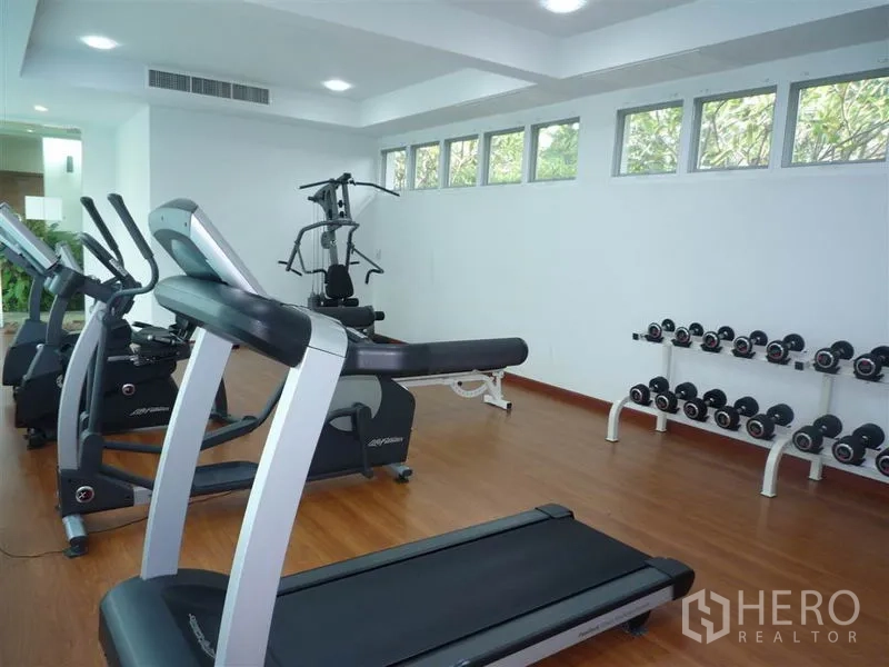 บ้าน ให้เช่าในKhan Na Yao, Bangkok - ห้องฟิตเนสส่วนกลาง พร้อมลู่วิ่ง เครื่องออกกำลังกาย และดัมเบล