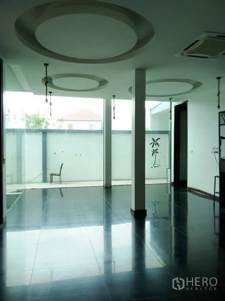 บ้าน ขายในLat Phrao, Bangkok - ห้องสไตล์มินิมอล พื้นมันวาว เสาและผนังกระจกฝ้า