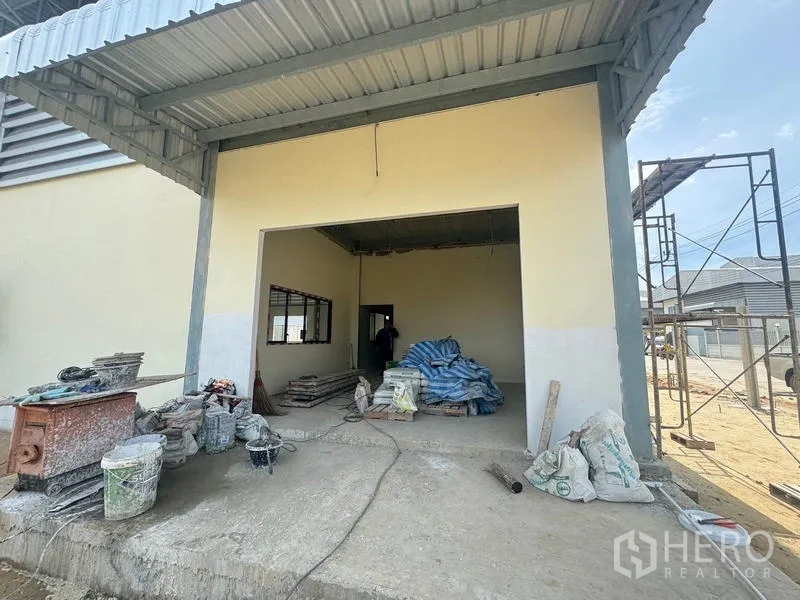 คลังสินค้า ให้เช่าในMueang Samut Prakan, Samut Prakan - ทางเข้าพื้นที่โหลดสินค้าแบบมีหลังคา ช่องเปิดขนาดใหญ่และวัสดุก่อสร้างบนชานยก