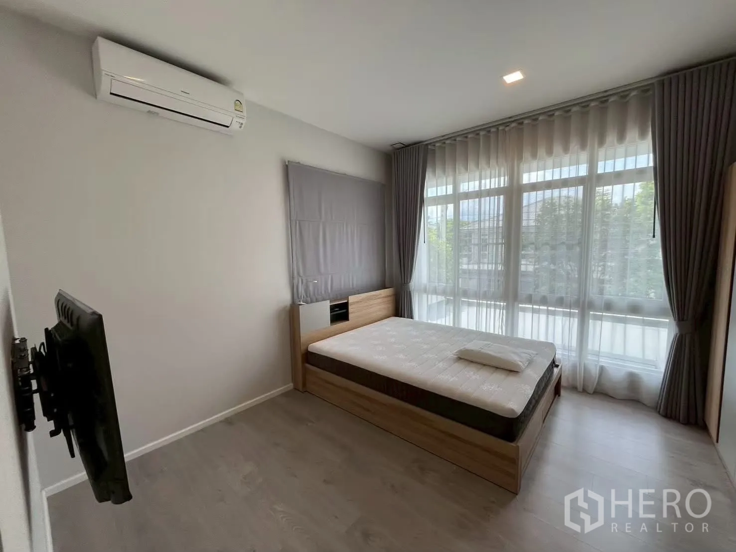 独栋房屋 for rent in Prawet, Bangkok - 明亮卧室带转角大窗、床与壁挂空调。