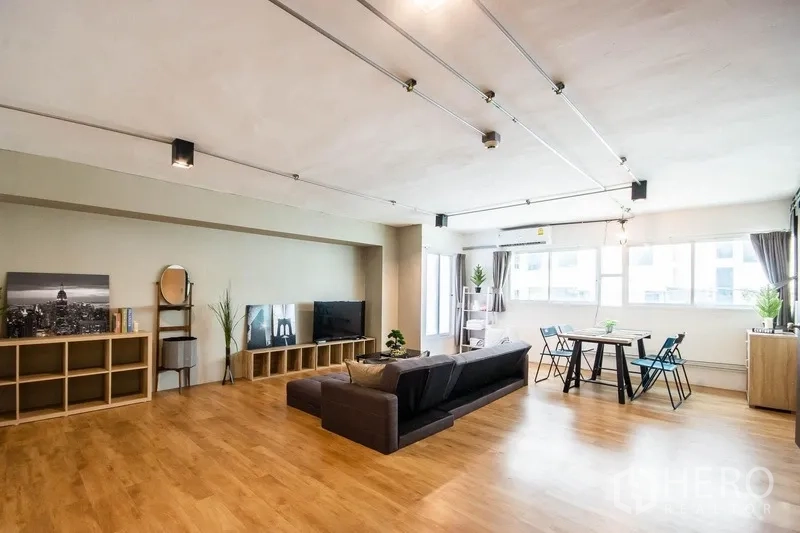 带办公室的家 出租在Phaya Thai, Bangkok - 大开间Loft风空间，木地板、电视柜，多扇窗户采光充足。