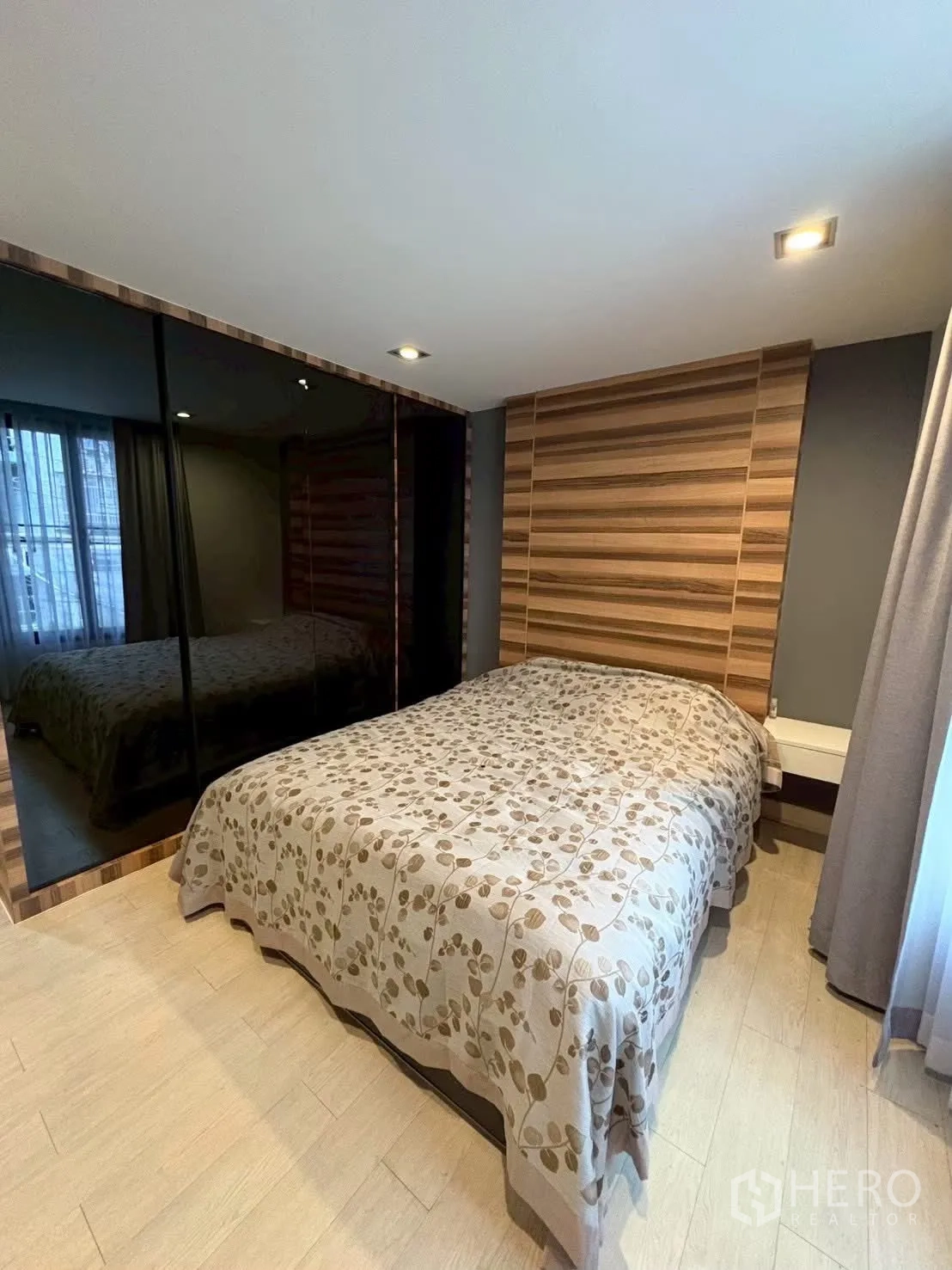 联排别墅 for rent in Pathum Wan, Bangkok - 温馨卧室，花纹床品、镜面衣柜与窗户。