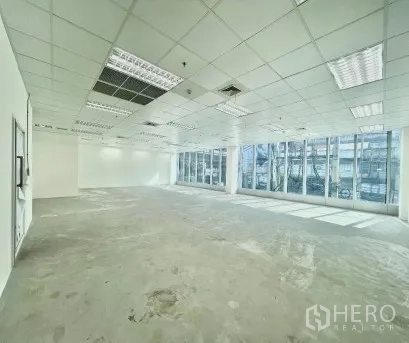 สำนักงาน ให้เช่าในKhlong Toei, Bangkok - มุมห้องสว่างด้วยกระจกโอบล้อม แสงธรรมชาติทั่วพื้นที่เปิดโล่ง.