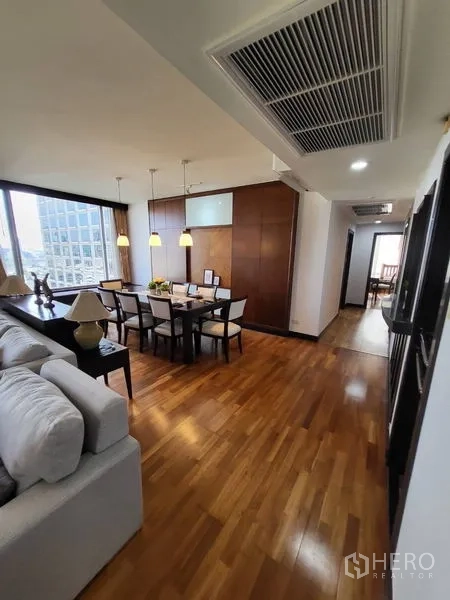 คอนโด ให้เช่าในPathum Wan, Bangkok - โถงทางเดินเปิดโล่งสู่โซนนั่งเล่น–ทานอาหาร พื้นไม้ขัดเงา