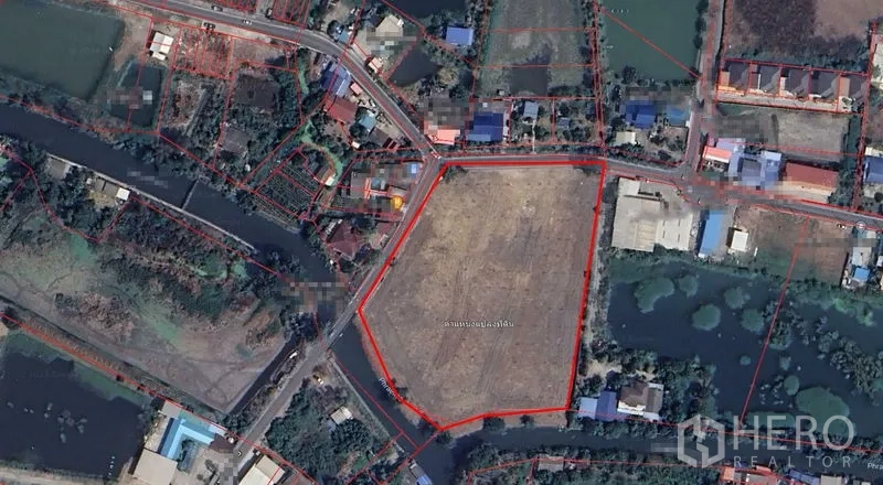 Land for sale in Mueang Samut Prakan, Samut Prakan - Wider satellite view highlighting the land boundaries within a mixed-use neighborhood