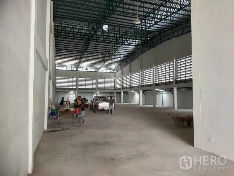 Factory for rent or sale in Bang Phli, Samut Prakan - Deep factory hall viewed from the entrance, high roof and ample floor space.