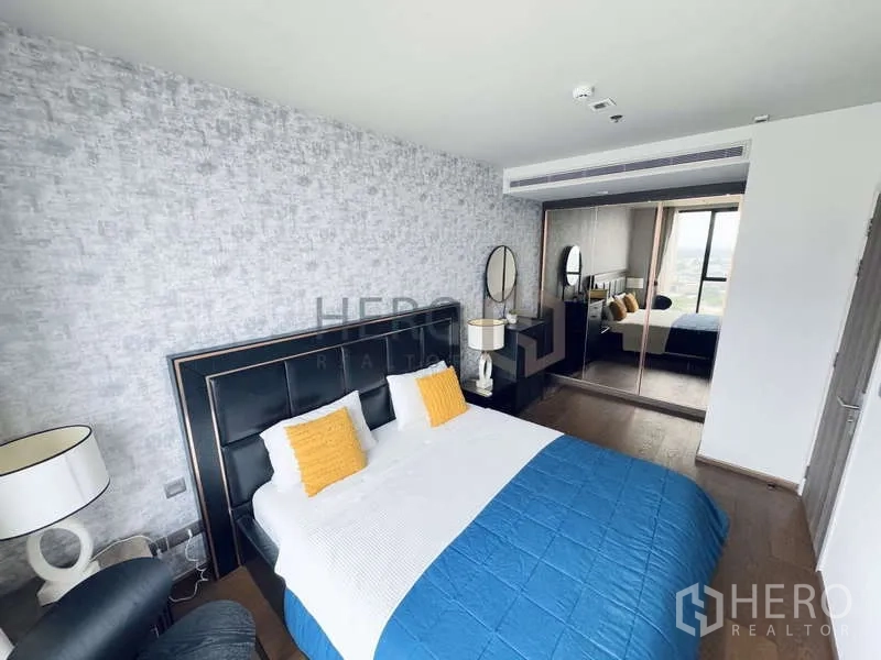 คอนโด ให้เช่า - ห้องนอนพร้อมตู้เสื้อผ้าบานกระจกสะท้อนแสงธรรมชาติและวิวสกายไลน์