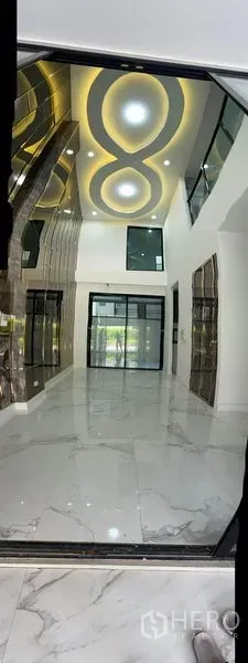 ทาวน์เฮาส์ ให้เช่าหรือขายในYan Nawa, Bangkok - มุมมองลึกของโถงพื้นลายหินอ่อน เชื่อมสู่ประตูกระจกบานเลื่อนและผนังกระจกเงา