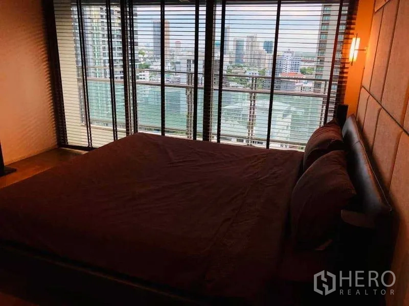 คอนโด ให้เช่าหรือขายในWatthana, Bangkok - ห้องนอนพร้อมหน้าต่างเต็มผนัง มองเห็นวิวสกายไลน์