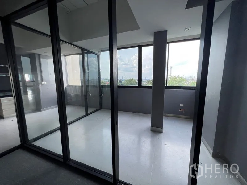 Office Space for rent in Mueang Samut Prakan, Samut Prakan - Glass-enclosed meeting room with views through wide windows.