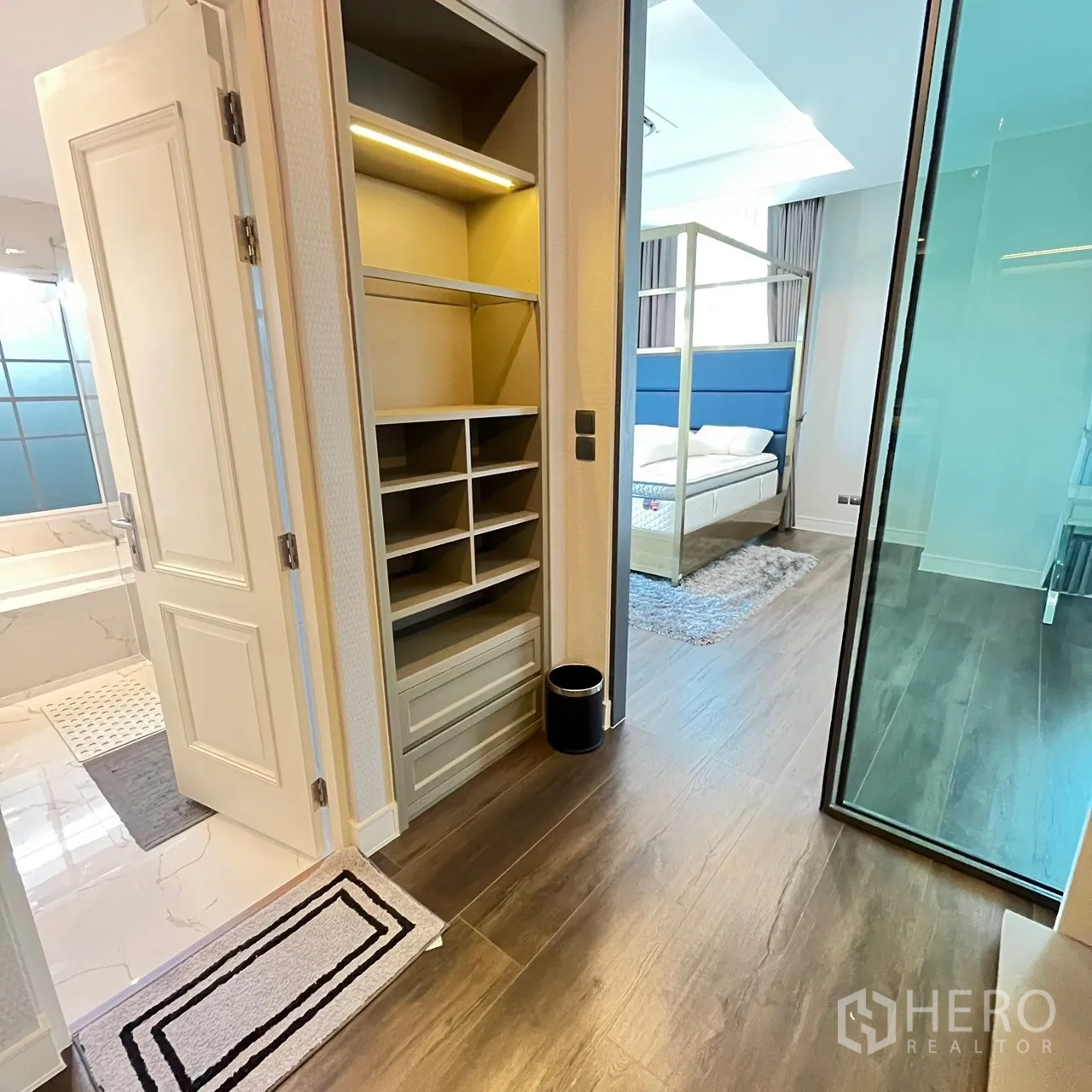 บ้าน ให้เช่าหรือขายในBang Khen, Bangkok - โถงทางเดินสู่อ่างอาบน้ำส่วนตัว มีตู้เก็บของบิวท์อิน