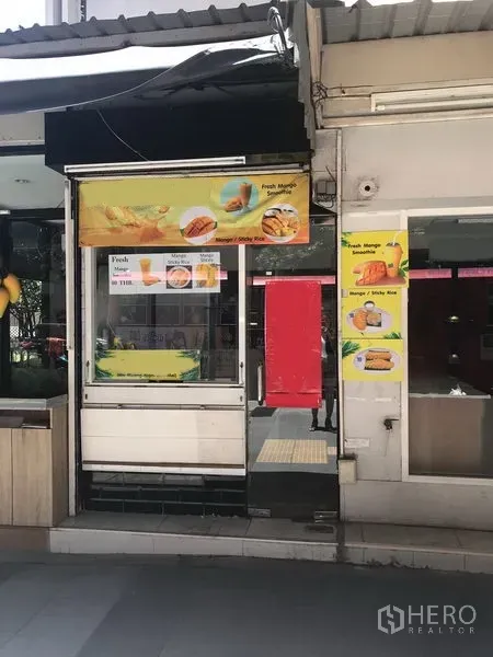 พื้นที่ขายปลีก ให้เช่าในWatthana, Bangkok - หน้าร้านขนาดเล็กริมทางเดิน มีป้ายเมนูและช่องเสิร์ฟแบบม้วนขึ้น